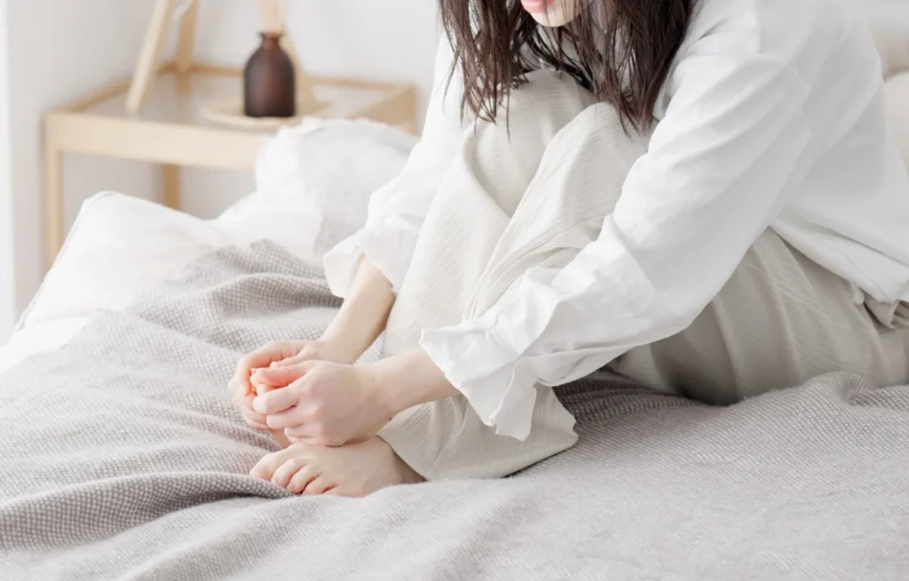 Femeie cu pernioza la degetele de la mâini și picioare manifestă disconfort din cauza expunerii la frig