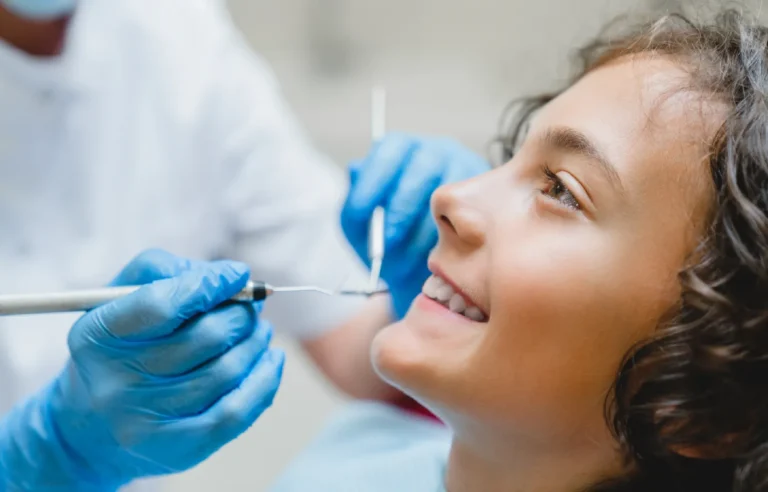 Copil la control stomatologic - examinare dentară profesională pentru dinți sănătoși