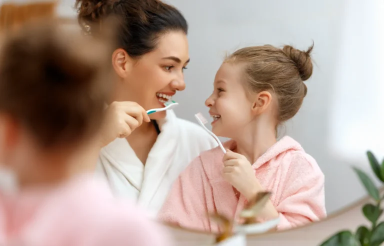 Copil învață să se spele pe dinți cu mama - obiceiuri sănătoase igienă orală prin exemplu
